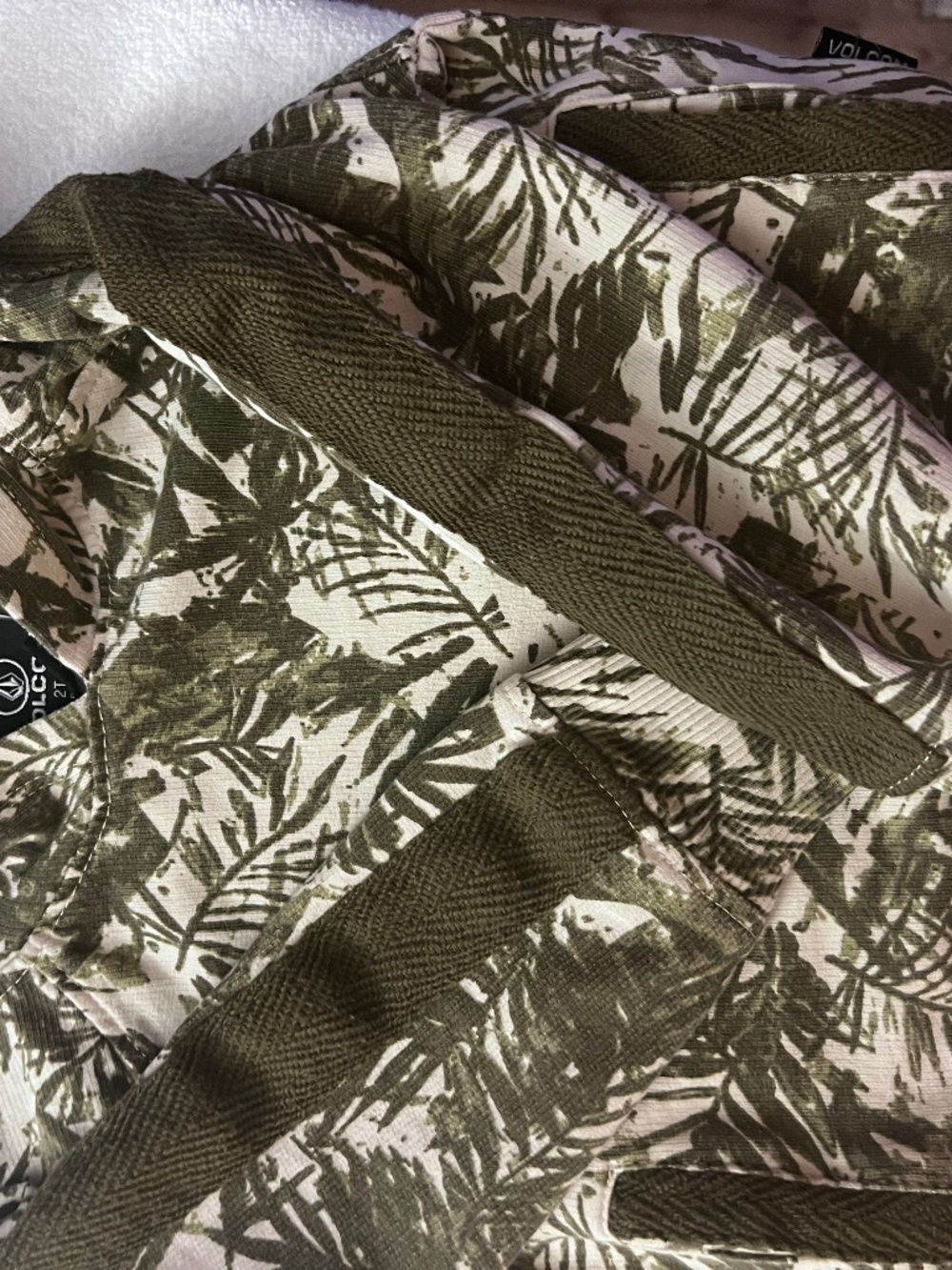 Volcom Olive & Cream Camo Pullover Hoodie – 2T 🌿🤍
